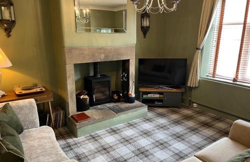 Idle Casa | Honeybee Cottage, with a log fire & a hot tub.