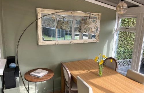 Idle Casa | Honeybee Cottage, with a log fire & a hot tub.