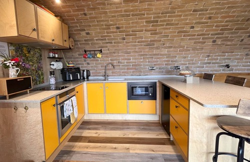 Llansantffraid-ym-Mechain Cabaña | Honeybee Home - a hobbit hut that sleeps 4 guests in 2 bedrooms