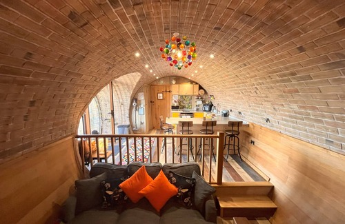 Llansantffraid-ym-Mechain Cabaña | Honeybee Home - a hobbit hut that sleeps 4 guests in 2 bedrooms