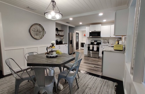 Thomasville Casa | Honeycomb Haven, 1 Mile to Downtown Thomasville, Patio and Porch, 2 Bedroom Home