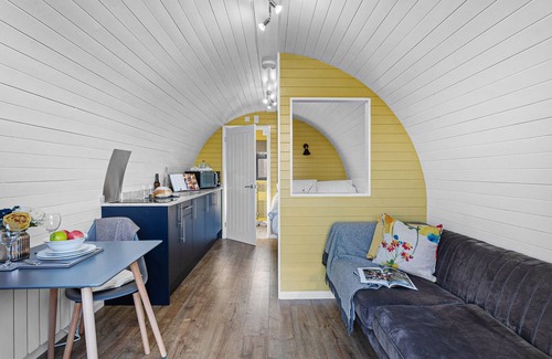 Wells Cabina | Honeycrisp, Apple Tree Glamping - a chalet that sleeps 2 guests in 1 bedroom