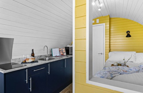 Wells Cabina | Honeycrisp, Apple Tree Glamping - a chalet that sleeps 2 guests in 1 bedroom