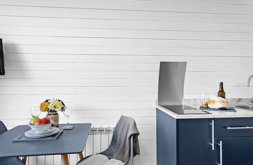 Wells Cabina | Honeycrisp, Apple Tree Glamping - a chalet that sleeps 2 guests in 1 bedroom
