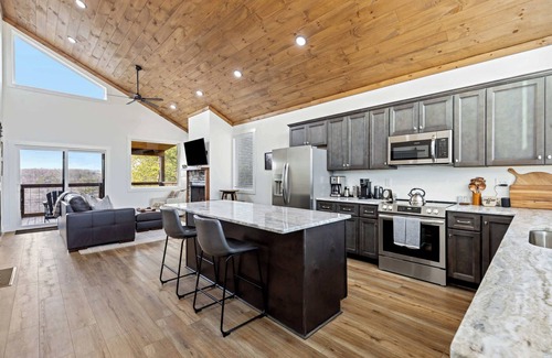 Rogers Cabina | Honeydew Cabin - Romantic, Sauna, Views, Hot Tub