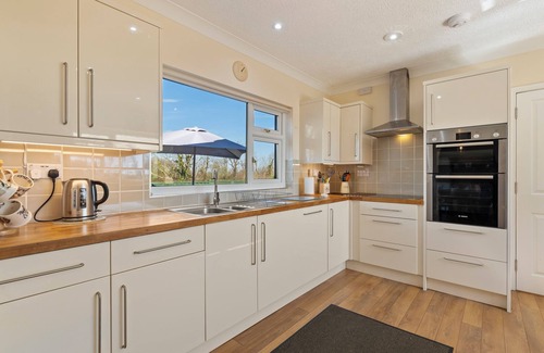 Kilgetty Cabaña | Honeyfield Lodge - Spacious Cottage, Rural Views