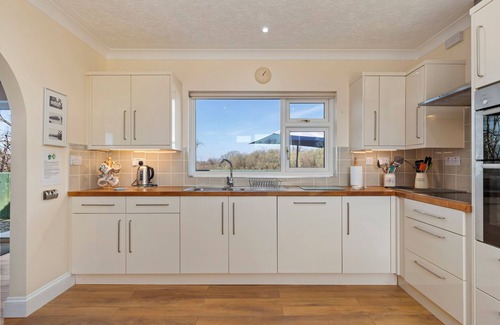 Kilgetty Cabaña | Honeyfield Lodge - Spacious Cottage, Rural Views