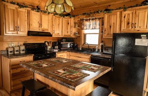 Sevierville Cabina | Retiro de luna de miel / parejas - Cabaña de troncos personalizada nueva y muy privada - Wi-fi