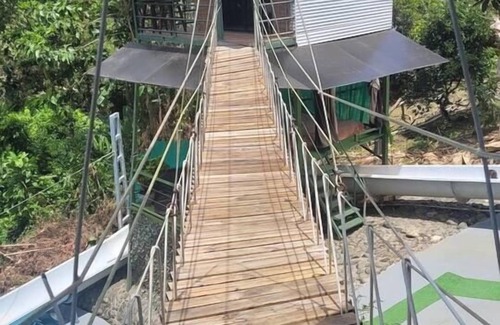 Parrita Casa | Tarzan Honeymoon Treehouse - Disfrute del atardecer, A / C, piscina, tirolesas