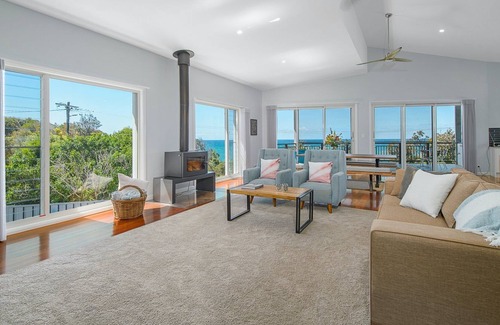 Bonny Hills Casa | Honeysuckle Beachfront home with pool