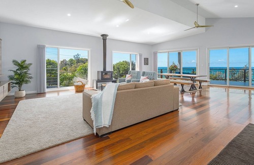 Bonny Hills Casa | Honeysuckle Beachfront home with pool