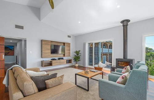 Bonny Hills Casa | Honeysuckle Beachfront home with pool