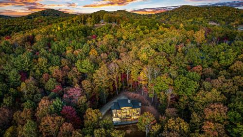 Morganton Chalet De Esquí | Honeysuckle Chalet - Luxe Mountain Chalet - Hot Tub, Wi-Fi, Pool Table, Party Deck, Fire Pit - 15 mins to Blue Ridge!