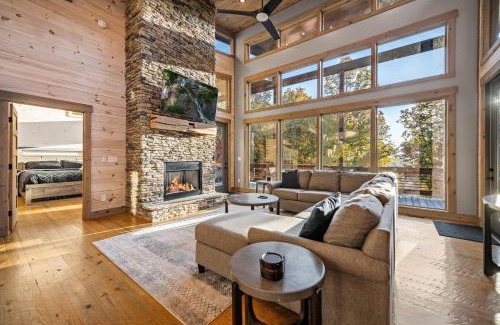 Morganton Chalet De Esquí | Honeysuckle Chalet - Luxe Mountain Chalet - Hot Tub, Wi-Fi, Pool Table, Party Deck, Fire Pit - 15 mins to Blue Ridge!
