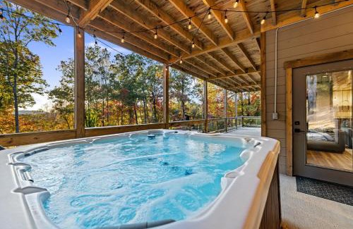 Morganton Chalet De Esquí | Honeysuckle Chalet - Luxe Mountain Chalet - Hot Tub, Wi-Fi, Pool Table, Party Deck, Fire Pit - 15 mins to Blue Ridge!