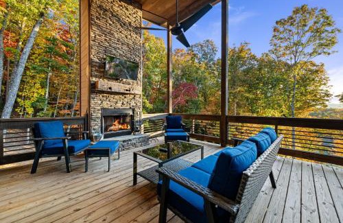 Morganton Chalet De Esquí | Honeysuckle Chalet - Luxe Mountain Chalet - Hot Tub, Wi-Fi, Pool Table, Party Deck, Fire Pit - 15 mins to Blue Ridge!