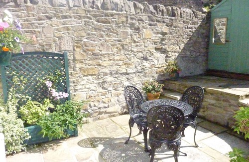High Peak Casa | Honeysuckle Cottage, 2 bed, sleeps 3, family-friendly and pet-friendly