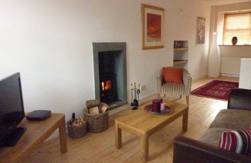 High Peak Casa | Honeysuckle Cottage, 2 bed, sleeps 3, family-friendly and pet-friendly