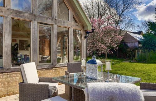 Chipping Campden Casa | Honeysuckle Cottage - Hot Tub Packages Available