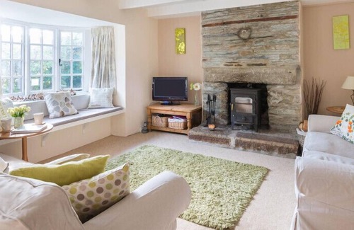 St Minver Cabaña | HONEYSUCKLE COTTAGE, pet friendly, with open fire in St Minver