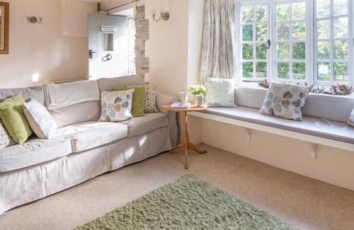St Minver Cabaña | HONEYSUCKLE COTTAGE, pet friendly, with open fire in St Minver