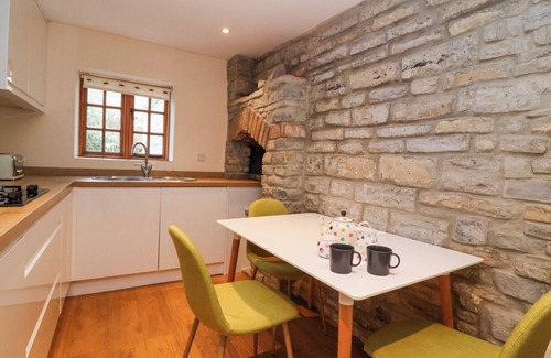 Compton Dundon Cabaña | HONEYSUCKLE COTTAGE, romantic, character holiday cottage in Street