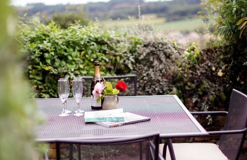 Blockley Cabaña | Honeysuckle Cottage - sleeps 4 guests in 2 bedrooms