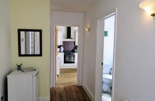 Bude Cabaña | Honeysuckle Cottage with optional hot tub and shared EV charger.