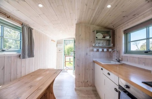 Bedfield Cabina | Honeysuckle Farm Hut 5 - Suffolk Farm Holidays
