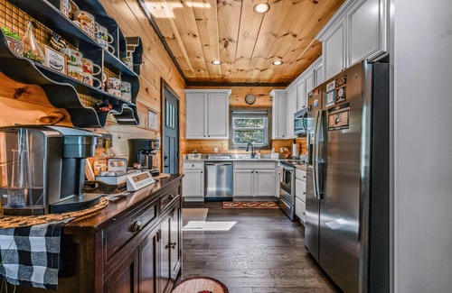Sevierville Cabina | Honeysuckle Hill 2 Bedroom Cabin by RedAwning