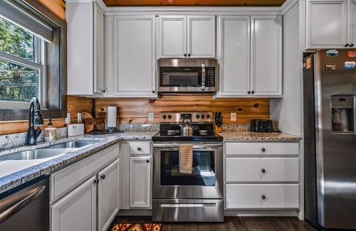 Sevierville Cabina | Honeysuckle Hill 2 Bedroom Cabin by RedAwning
