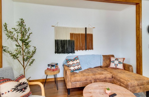 Eminence Cabaña | ‘Honeysuckle Hill Cottage’ Near Downtown Eminence!