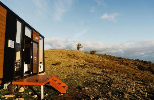 Red Hill Casa | Honeysuckle Hunter's Hut 2 by Tiny Away