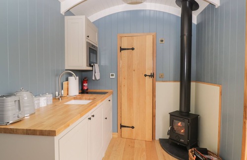 Staple Hill Cabaña | HONEYSUCKLE HUT, MYRTLE FARM, romantic, with hot tub in Warmley