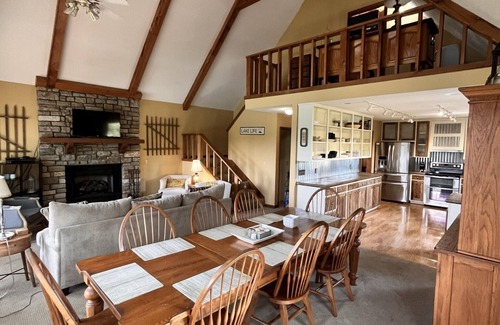 Crane Hill Casa | Honeysuckle Point sleeps 14 with 2 main bedrooms & en suite plus much more!