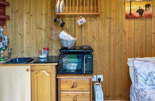 Llanvair Kilgeddin Cabaña | Honeysuckle - UK48396