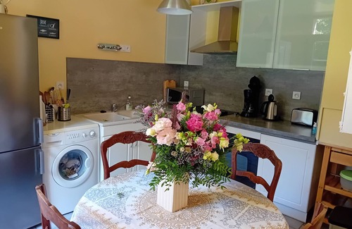 Equemauville Cabaña | Honfleur, Cote de Grace, familia con cocina, 2 dormitorios, jardín privado cercado