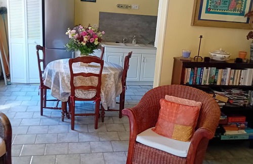 Equemauville Cabaña | Honfleur, Cote de Grace, familia con cocina, 2 dormitorios, jardín privado cercado