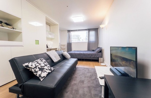 Sinchon-dong Condominio | [Hongdae Station 2 minutes away] Spacious Home in the heart of Hongdae