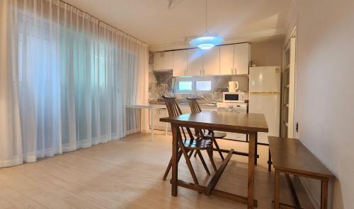 Sinchon-dong Apartamento | Hongdae Yeondral Park, Z3, 7 minutes from Hongik Univ Station Exit 5, elevator ok