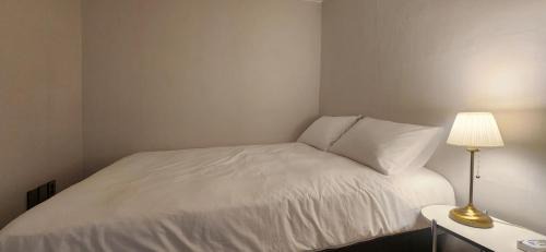 Sinchon-dong Apartamento | Hongdae Yeondral Park, Z3, 7 minutes from Hongik Univ Station Exit 5, elevator ok