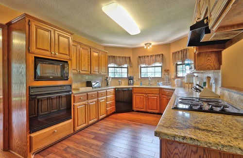 Driftwood Casa | Honky Tonk Getaway- Secluded Pet Friendly Property near Hays City Store!