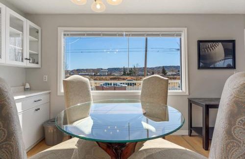 Drumheller Casa | Hoodoo Hideout - 2BR House - Family Retreat - King Suite