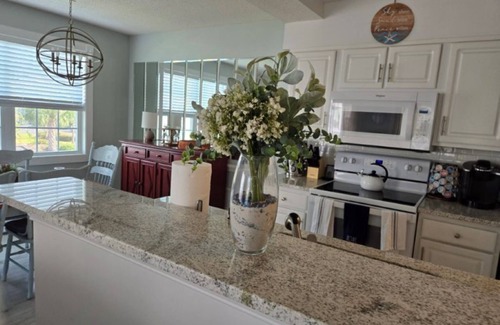 Calabash Condominio | Hook Line & Sinker - Tee up and relax at our cozy 2 bedroom 2 bath condo.
