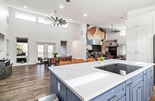 Downtown Casa | Hook St Art Pad: Just 5 Mins to Downtown Vibes!
