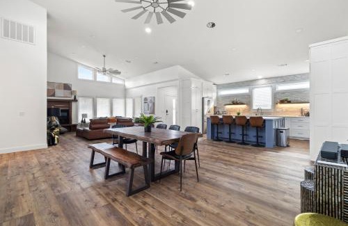 Downtown Casa | Hook St Art Pad: Just 5 Mins to Downtown Vibes!