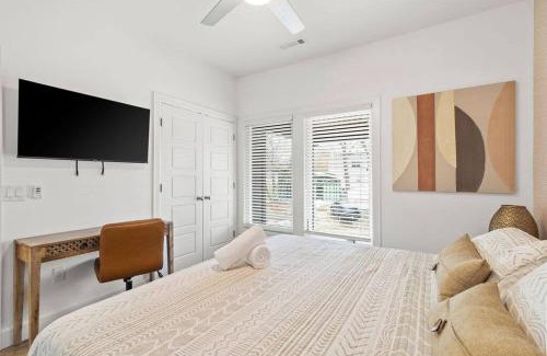 Downtown Casa | Hook St Art Pad: Just 5 Mins to Downtown Vibes!