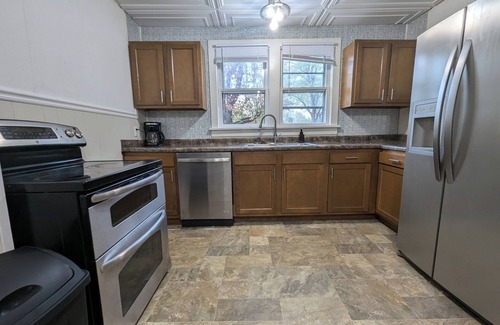 Marion Casa | Hook, Wine & Sinker - 2Bed/1Bath w Game Space and Extra Parking