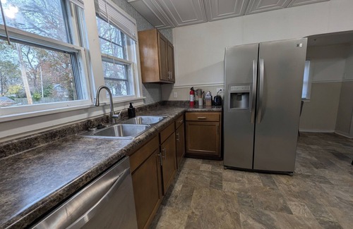 Marion Casa | Hook, Wine & Sinker - 2Bed/1Bath w Game Space and Extra Parking