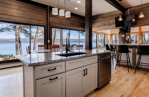 Valois Casa | Hook, vino y del plomo - Impresionante 6 Dormitorio contemporáneo en el lago Seneca!